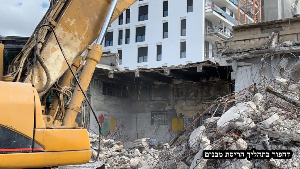 סמנטו דחפור בתהליך הריסת מבנים